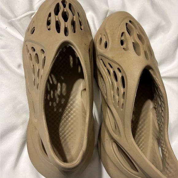 Yeezy Foam Runner Sand - Picture 1 of 3